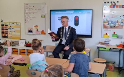 obs Samen Een 1 Burgemeester leest voor tijdens kinderboekenweek